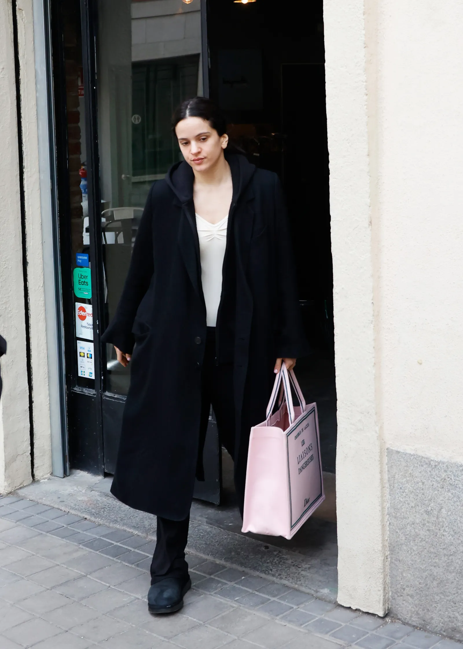 Rosaía con el bolso literario de Dior