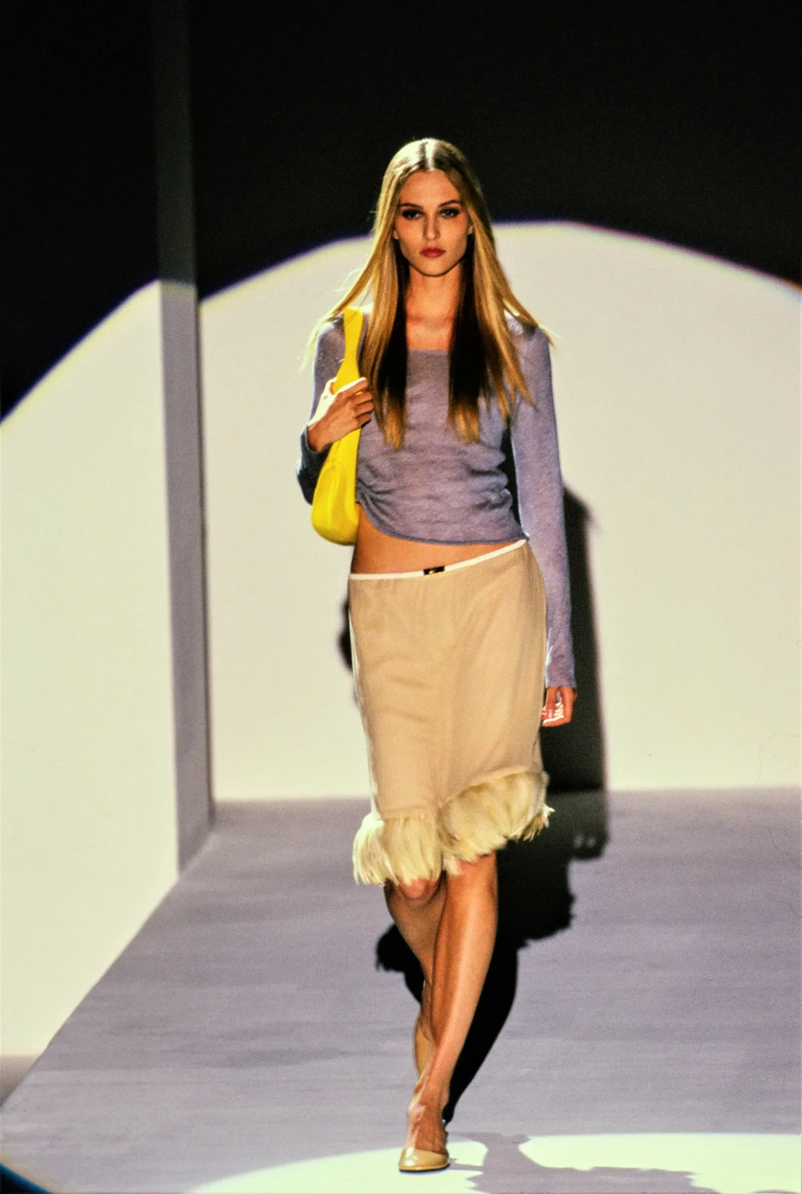 Modelo luce una falda de plumas en Gucci PrimaveraVerano 1999.