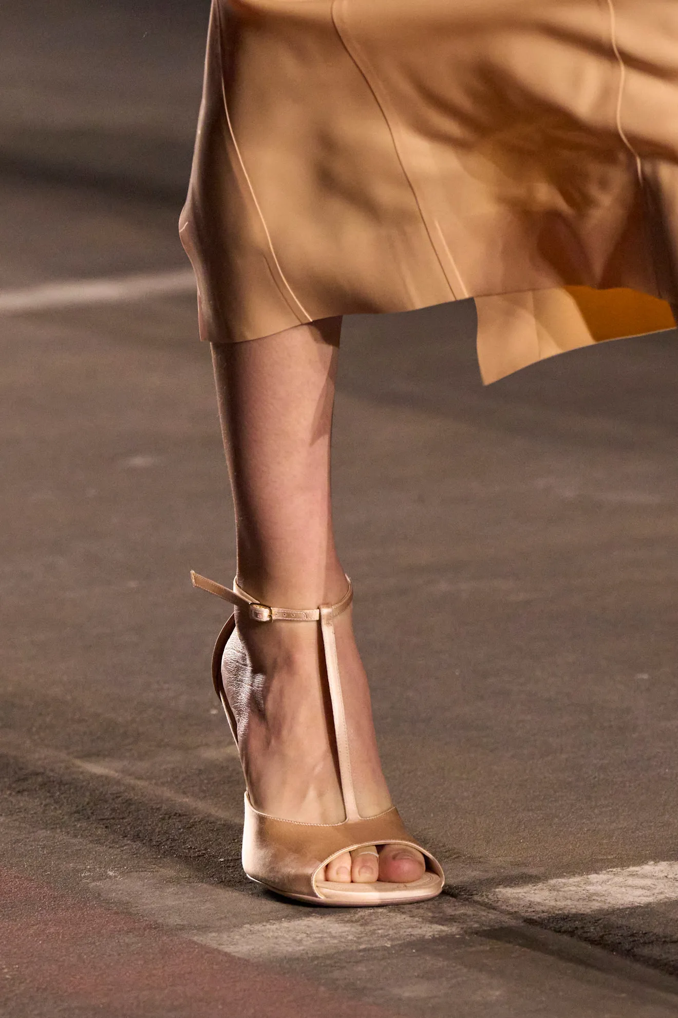 sandalias con tira central en Mugler primaveraverano 2026.