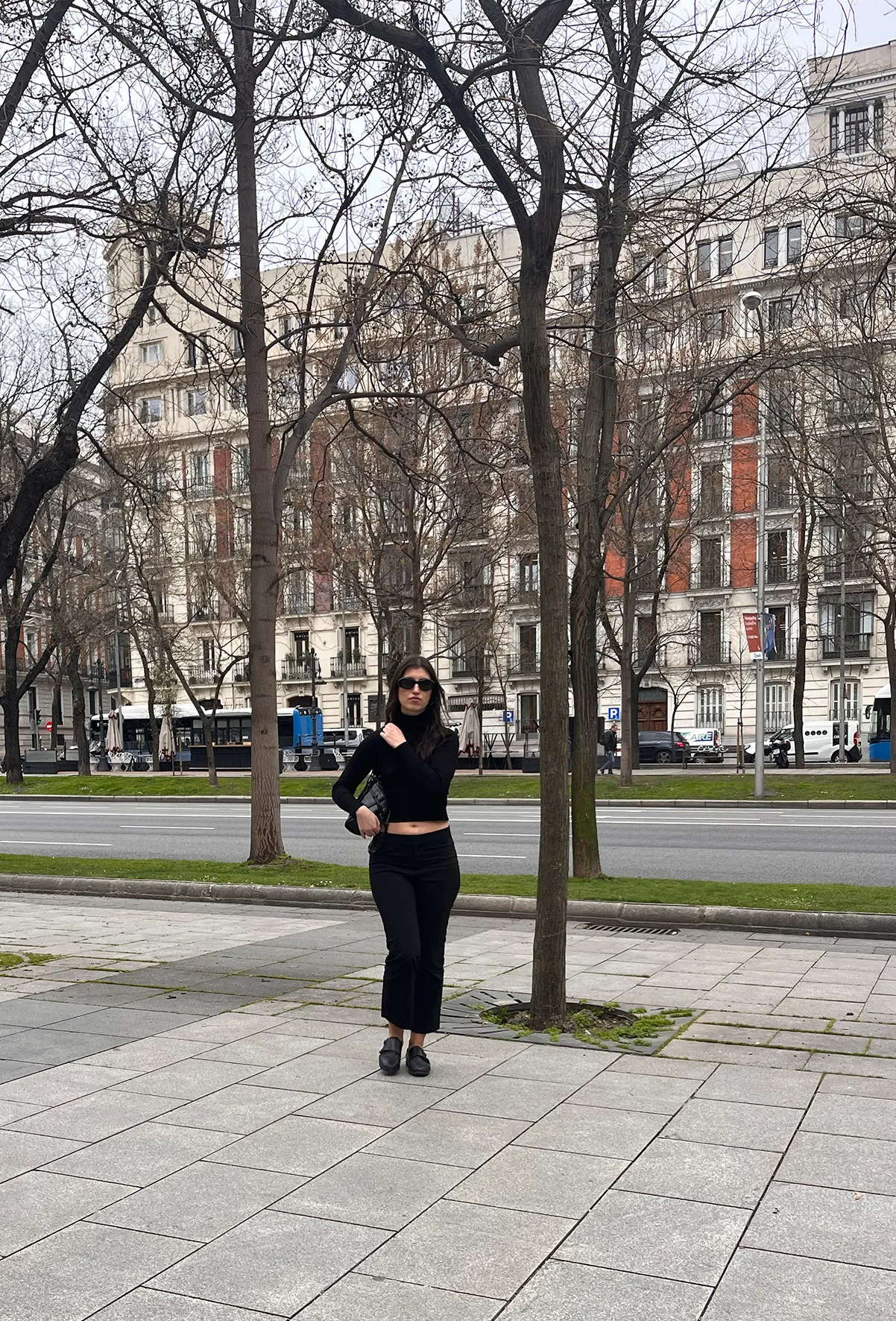 Total look negro en los 90's epítome del chic en 2026 ‘on point para acompañarte hasta tu mesa.