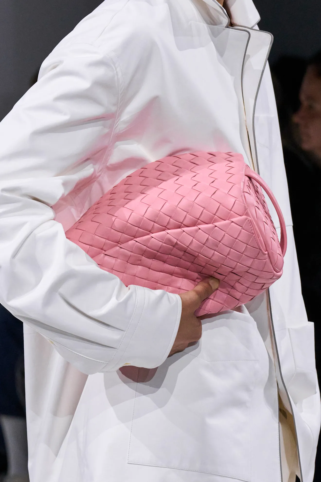 bolso rosa en Bottega Veneta primaveraverano 2026.