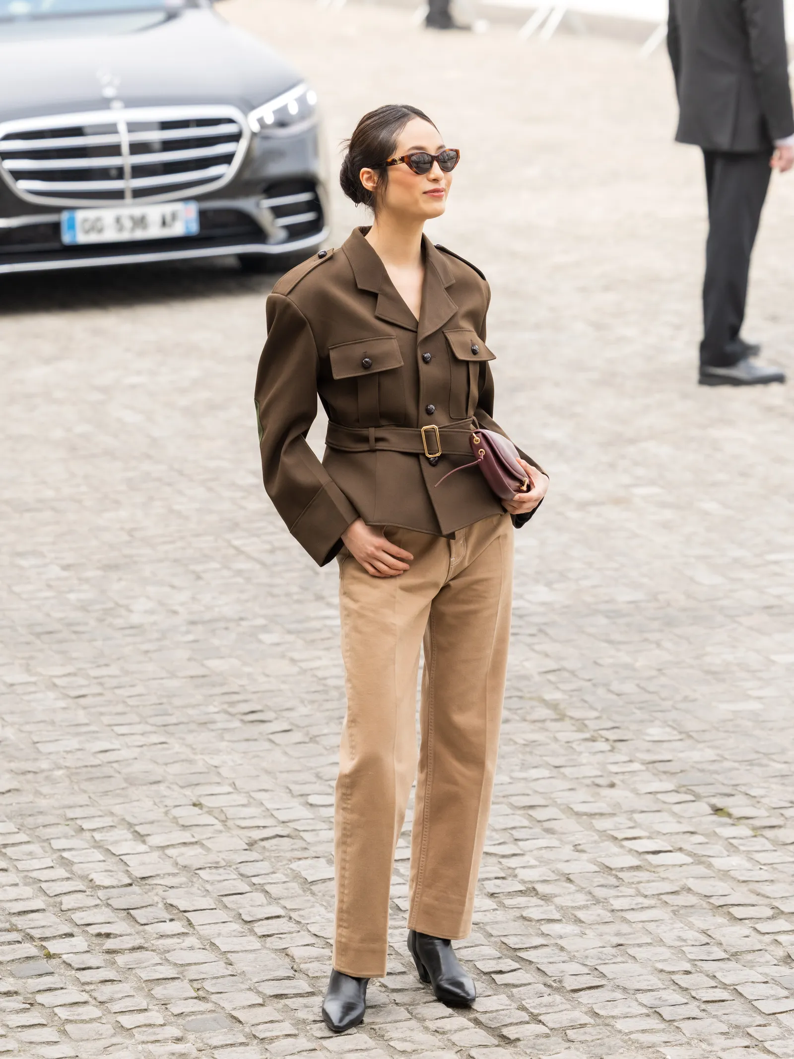 ¿Cómo combinar pantalones beige de entretiempo La respuesta en 3 conjuntos de moda