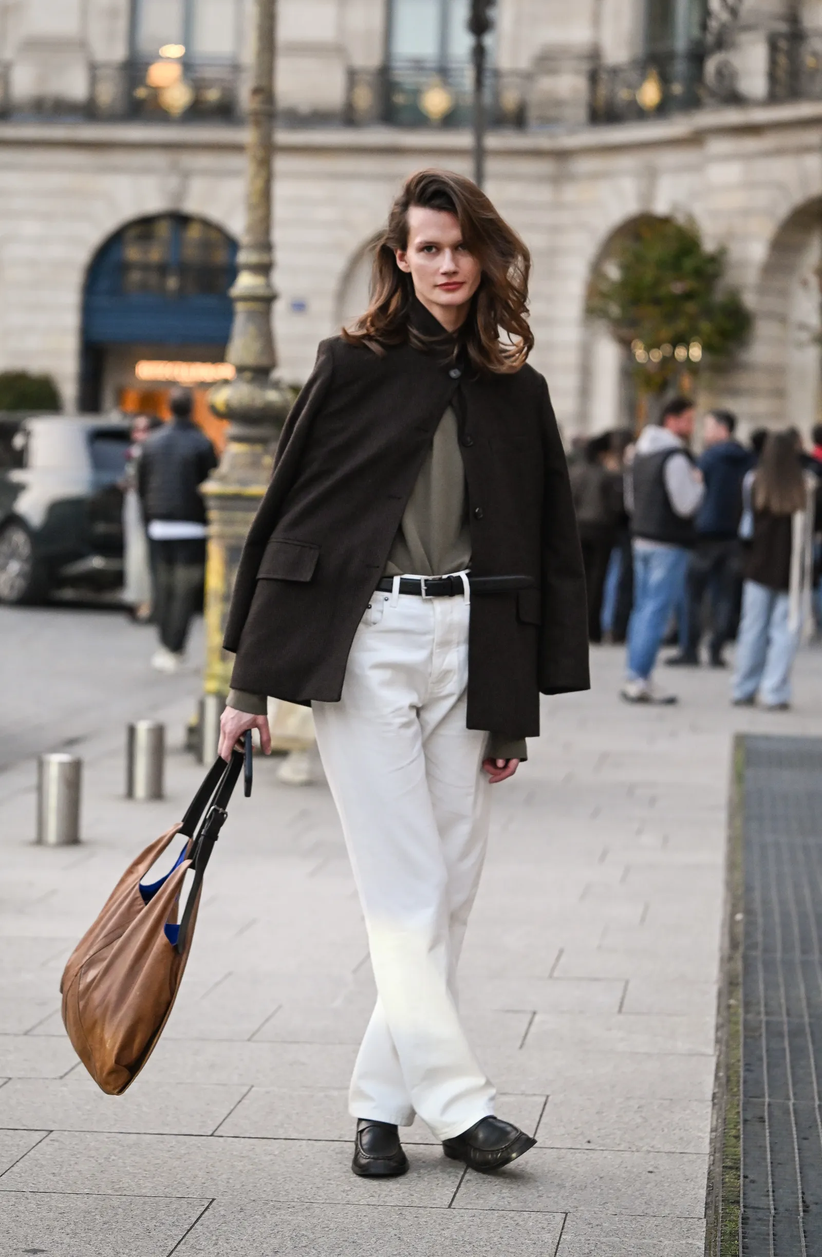 cómo llevar pantalones blancos en entretiempo este 2026