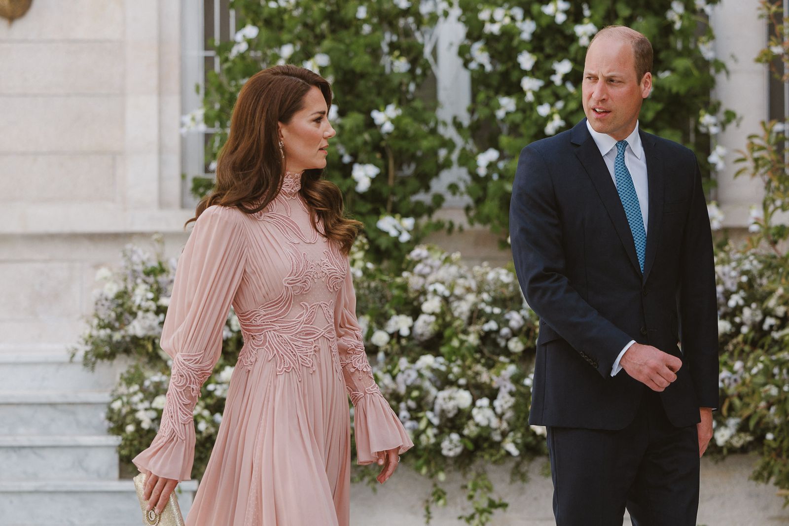 kate middleton con un vestido de elie saab en la boda del hijo de rania de jordania