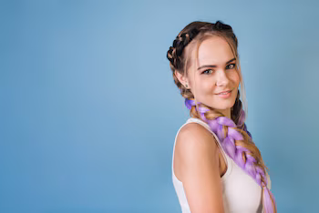 Las bubble braids se consolidan como el peinado viral del festival, combinando impacto visual y fácil mantenimiento (Freepik)