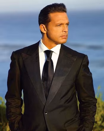 El traje negro y la camisa blanca rígida refuerzan la autoridad de Luis Miguel incluso bajo la luz natural (Instagram)