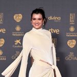 Amaia deja claro su talento como multiinstrumentista en su Tiny Desk Concert usando una silla como flauta