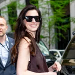 Anne Hathaway confirma que las zapatillas ‘salvajes’ son el giro inesperado que necesitan los vestidos esta primavera 2026