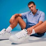 Cómo combinar zapatillas blancas para hombre: ¡3 Outfits Top!