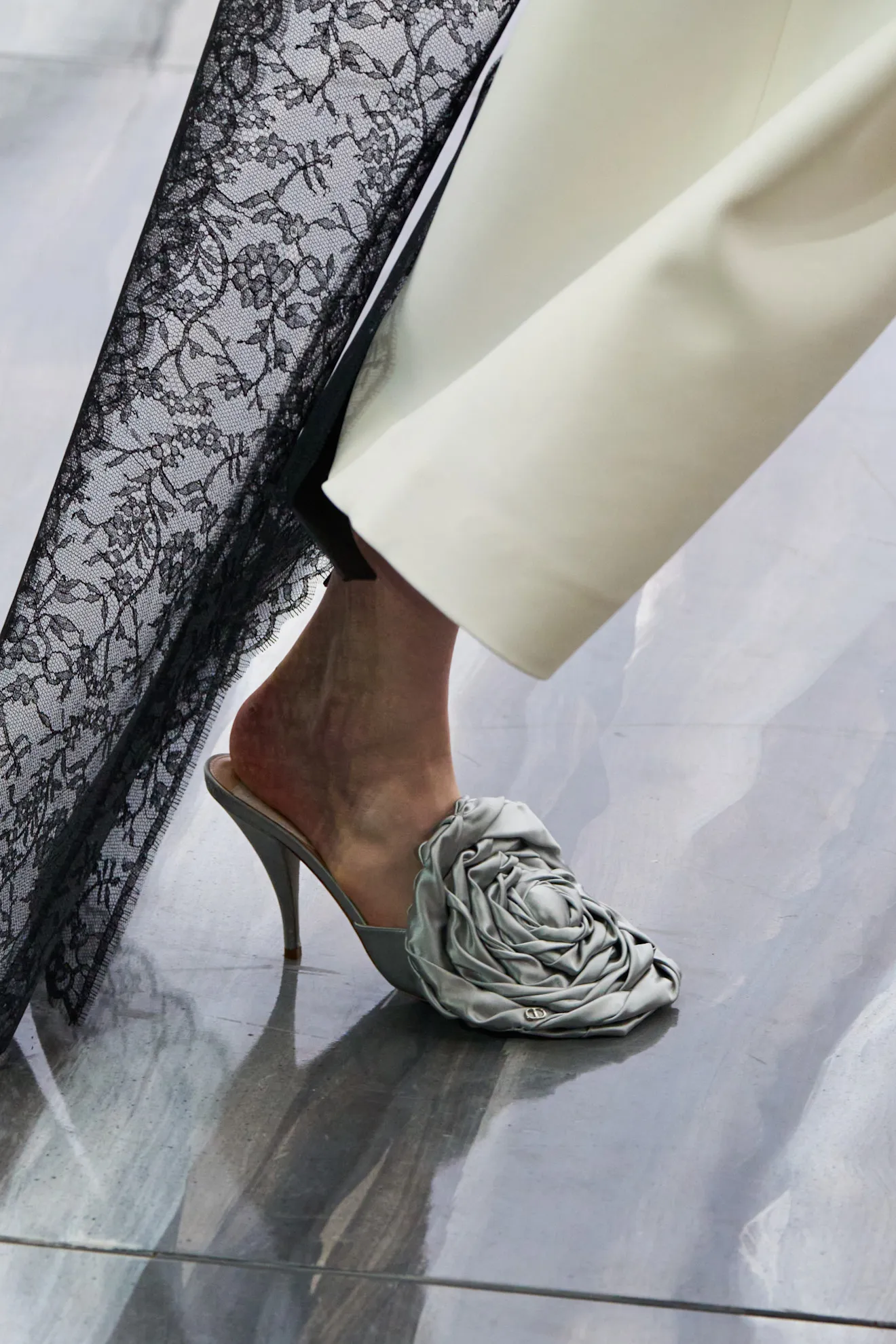 mules satinados en Dior primaveraverano 2026.