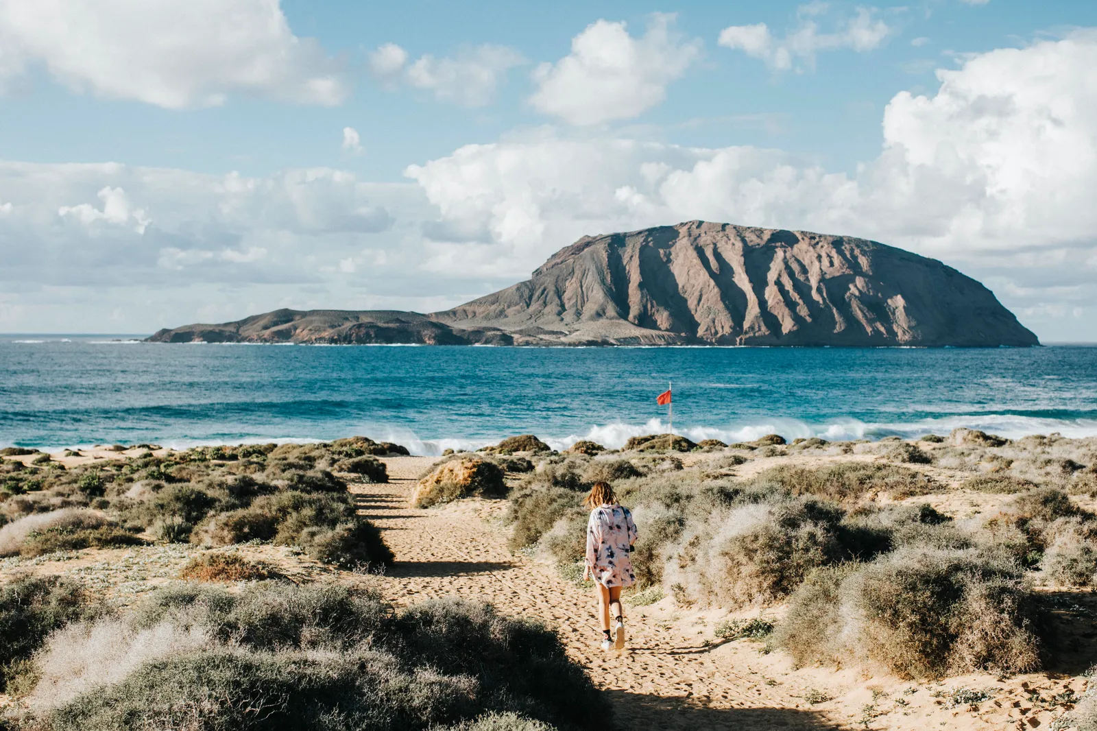 Nuria Val en una playa de Lanzarote