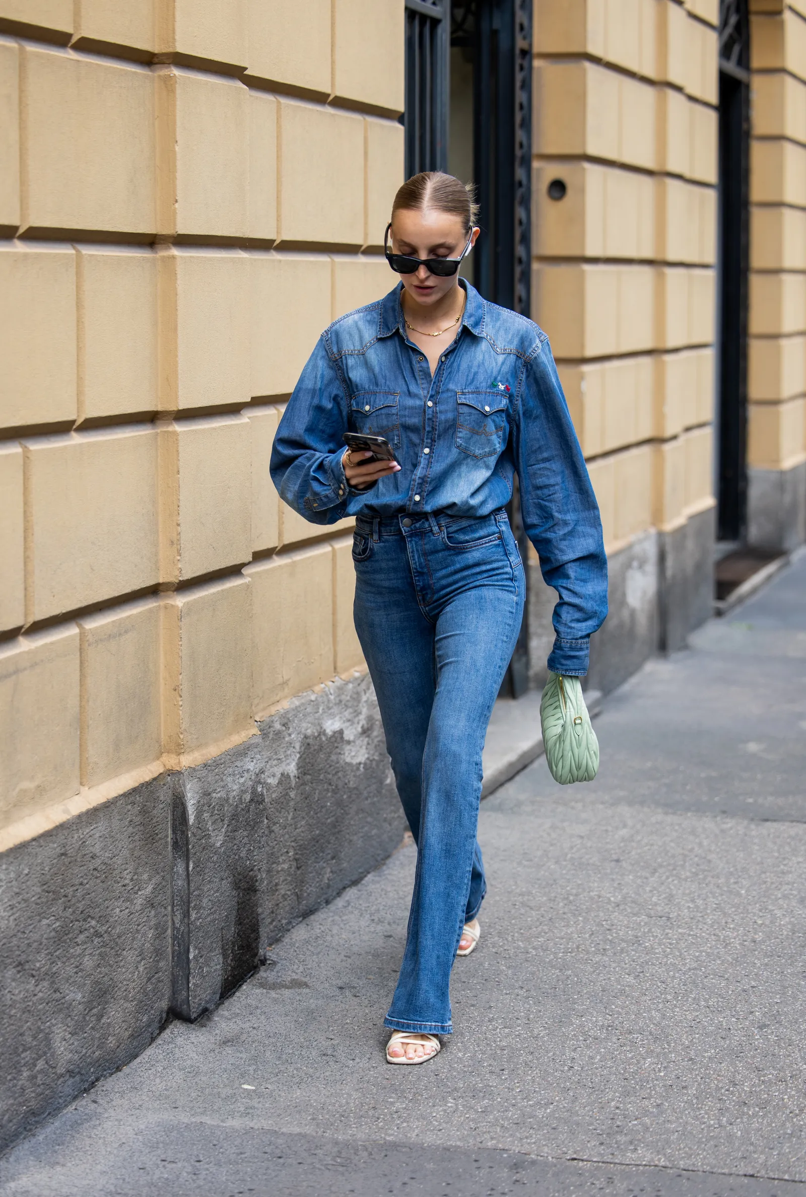La camisa vaquera es el comodín de la primavera y se puede llevar de mil maneras