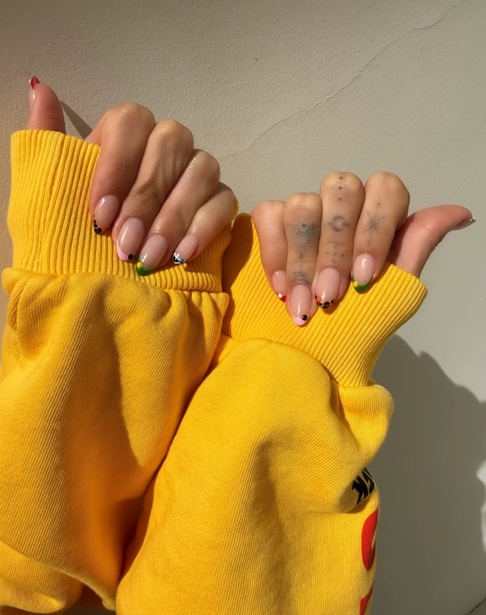 La manicura de Hailey Bieber en el segundo fin de semana de Coachella guarda un homenaje a Justin