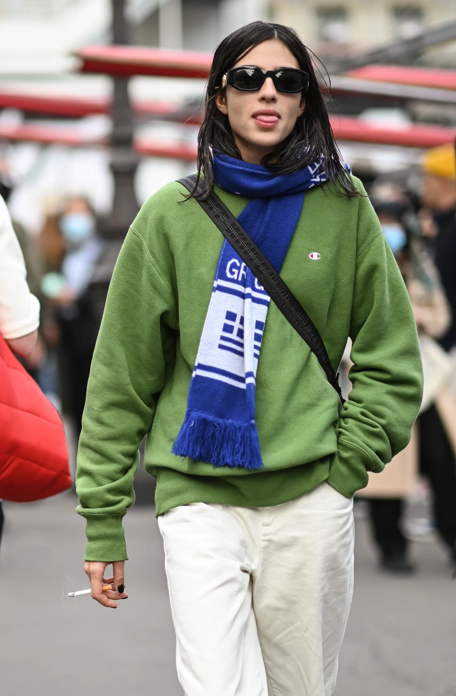 Loli Bahia con una sudadera de Champion verde