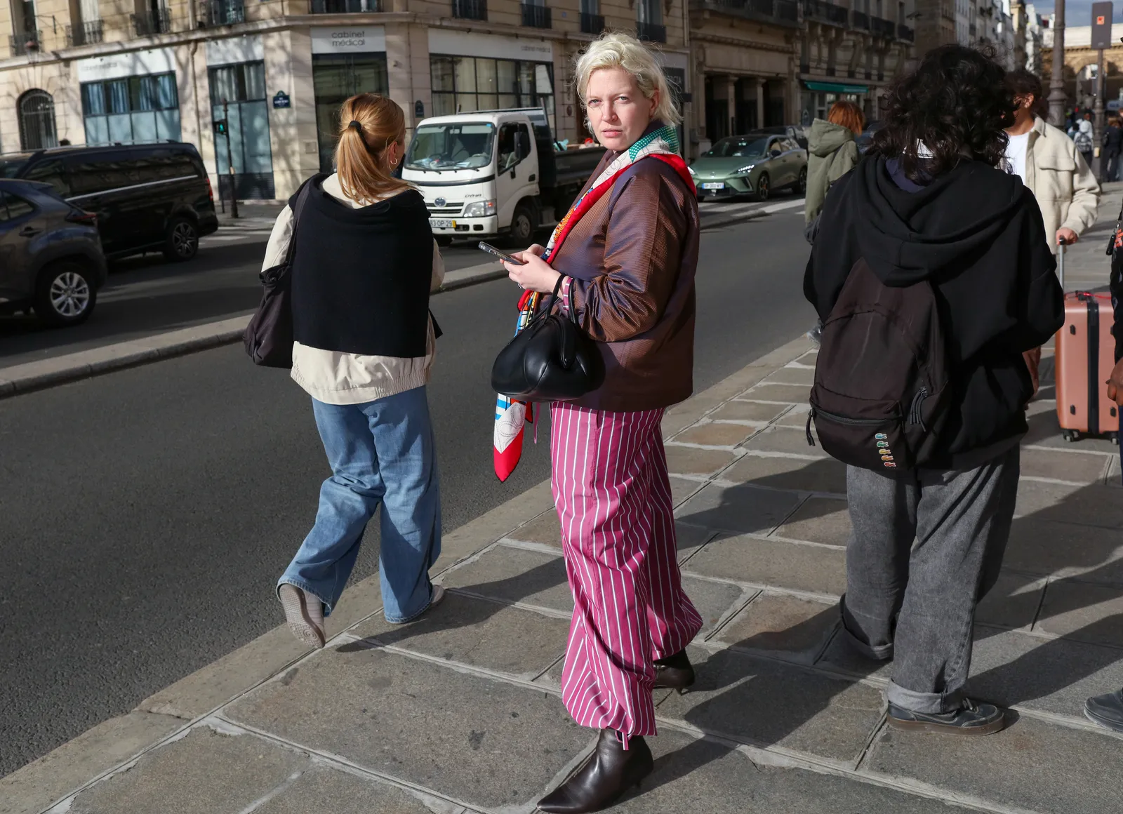 Los pantalones bombachos se llevan con botas esta primavera 2026