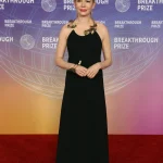 Michelle Williams apuesta por joyas ‘made in Spain’ (y un vestido minimalista) en los Premios Breakthrough 2026