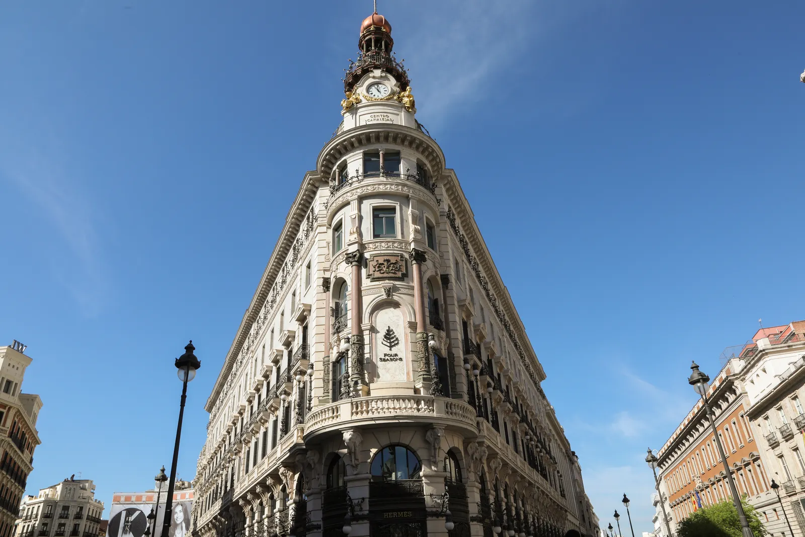 Exterior del Hotel Four Seasons de Madrid.  Fotografía Mirta Rojo.