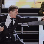 cómo reinventó la elegancia masculina desde los escenarios hasta la playa