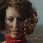 ¿Vídeo del año? RAYE y la odisea de ‘Click Clack Symphony’ – jenesaispop.com