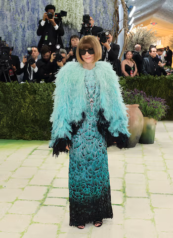 La editora posó con un diseño texturizado en tonos verdosos y accesorios largos en la alfombra del evento