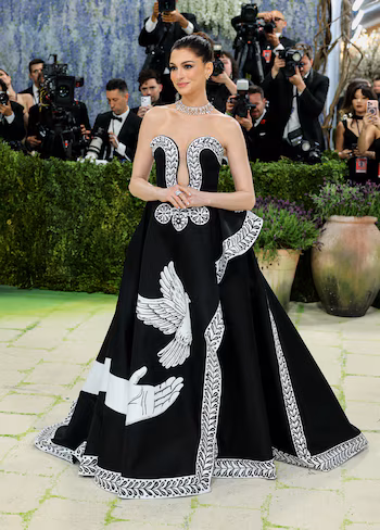 Anne Hathaway con su look black and white 