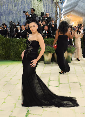 La cantante resaltó en el evento con un vestido total black