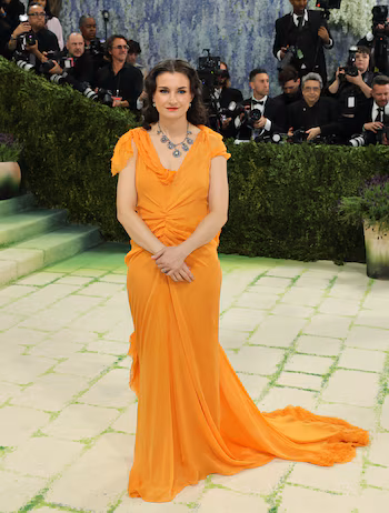 Chloe Malle posó con un look de color vibrante y accesorios metálicos en la alfombra principal