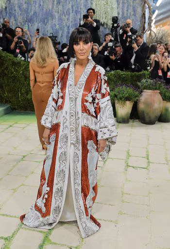 Kris Jenner apostó por un look clásico