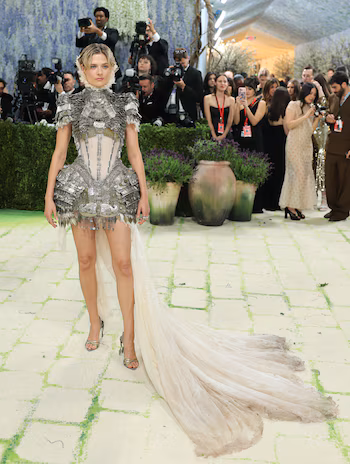 Louisa Jacobson posó con un vestido corto de inspiración armadura, compuesto por piezas metálicas plateadas y transparencias en el torso