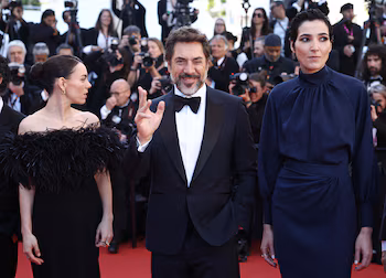 El actor español recurrió a la elegancia tradicional con un esmoquin azul noche y detalles en negro (REUTERS/Marko Djurica)