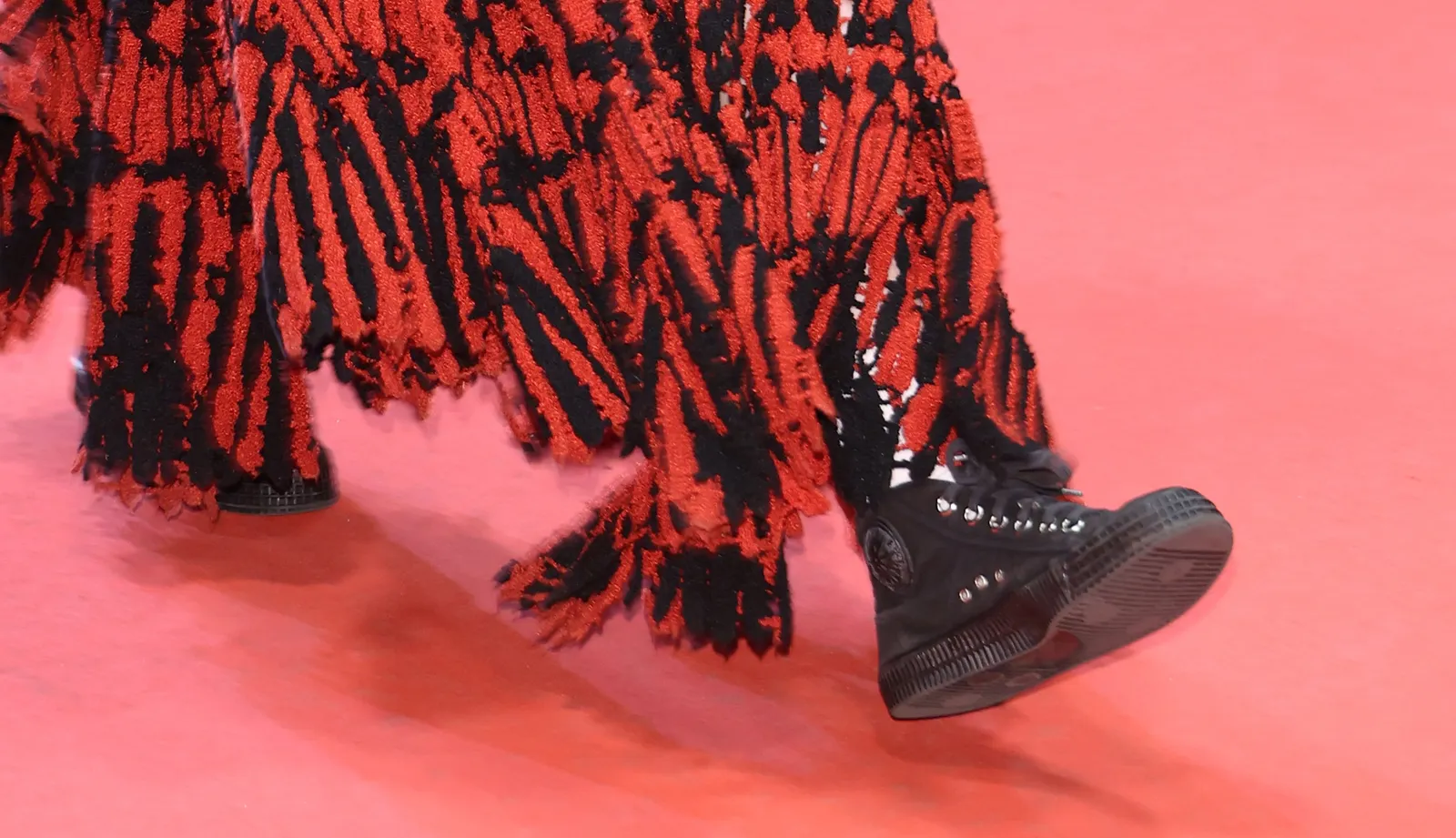Kristen Stewart Cannes 2026 con zapatillas militares