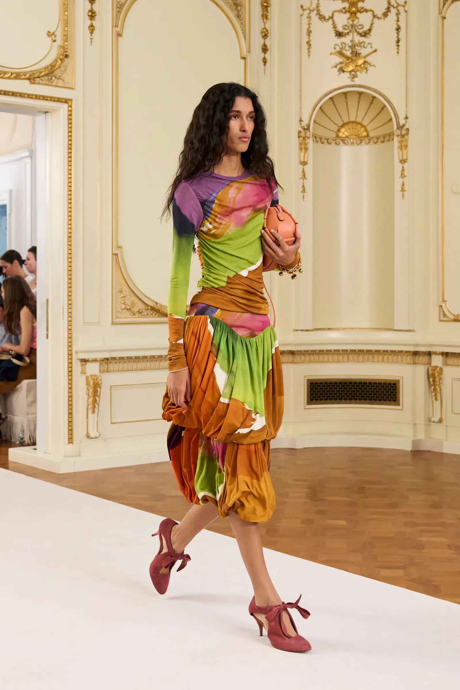 pantalones capri bombacho en Ulla Johnson primaveraverano 2026.