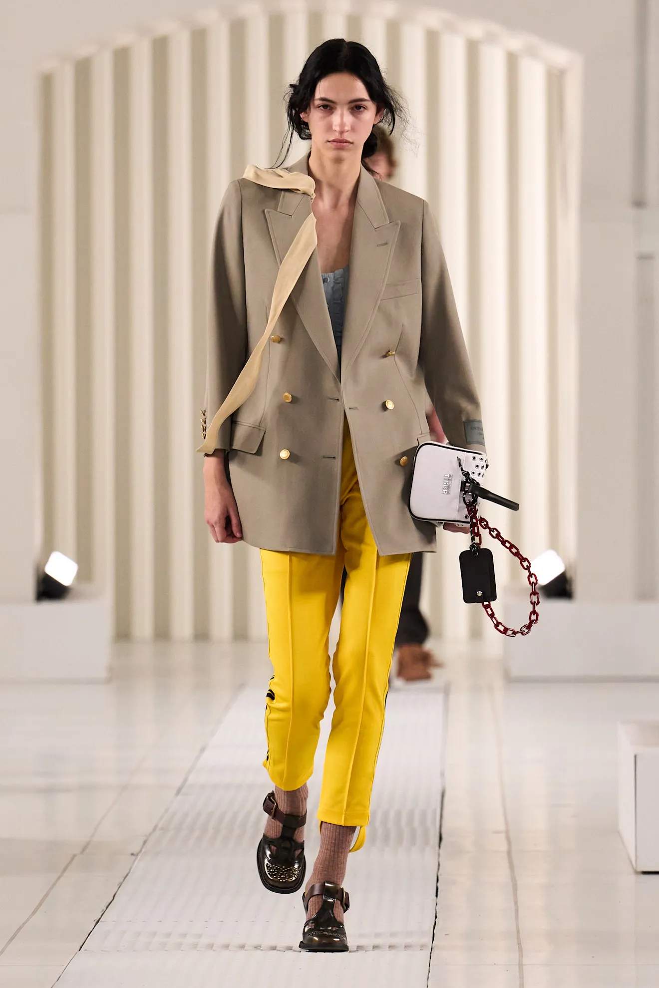 Los pantalones amarillos son la prenda extravagante  que hay que llevar este verano 2026