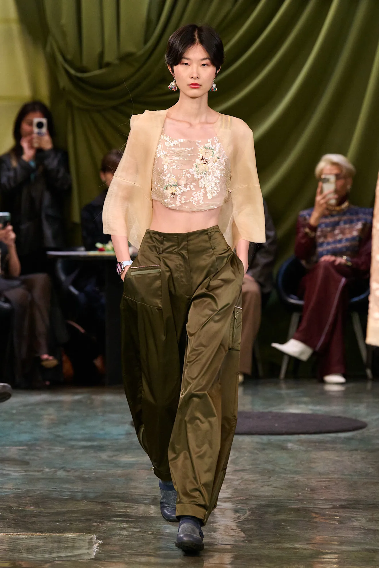 pantalones cargo satinados en Hui primaveraverano 2026.