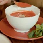 5 recetas de cremas frías con frutas de temporada que salvarán tus cenas de primavera