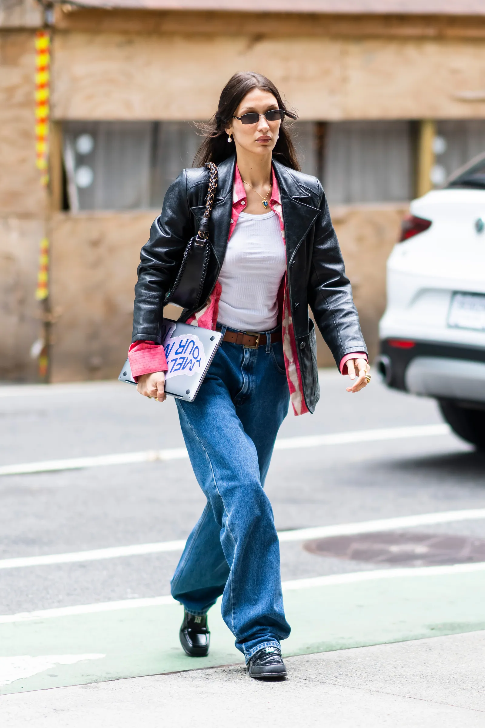 Bella Hadid con zapatos de pap y baggy jeans.