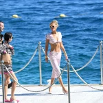 Bella Hadid recupera el estilo Brigitte Bardot con pantalón capri, cuadros vichy y tacones chupete