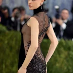 Cara Delevingne en la Met Gala 2026: LBD por delante y nada por detrás