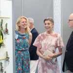 Carolina de Mónaco demuestra que las flores siguen siendo la opción más romántica (e infalible) para un vestido de invitada de primavera