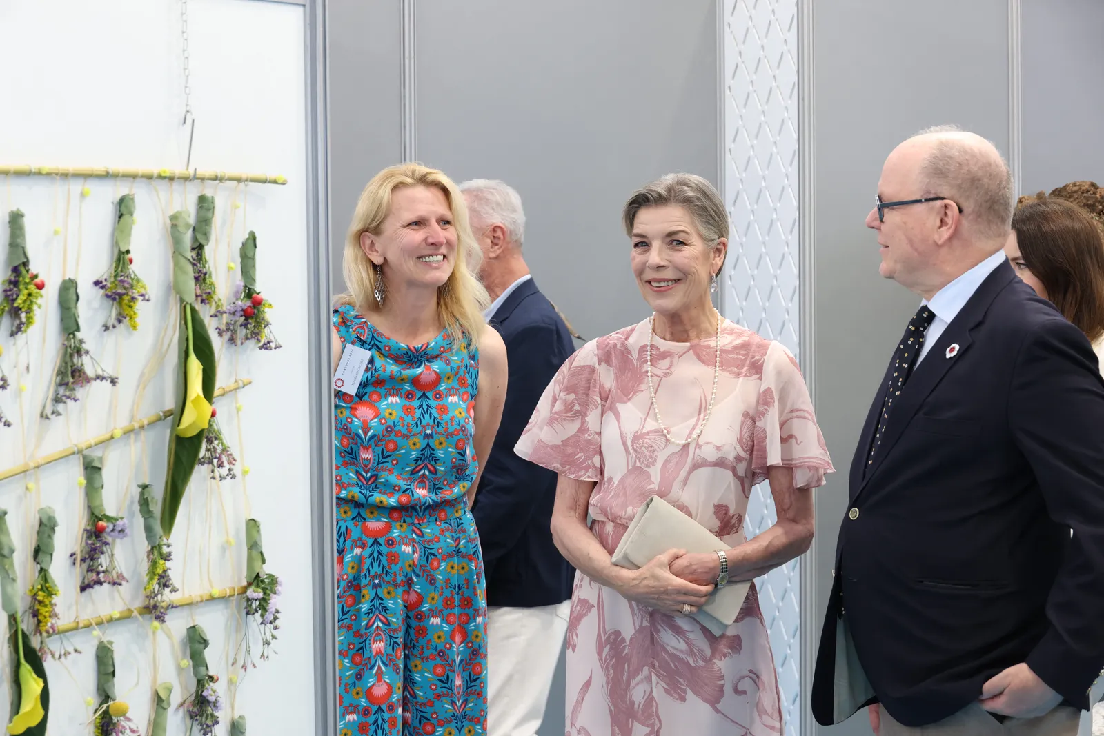 Carolina de Mónaco demuestra que las flores siguen siendo la opción ms romntica  para un vestido de invitada de primavera