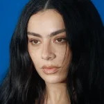 Charli XCX cambia de registro con ‘Rock Music’, un sencillo abrasivo que anticipa la esencia de su próximo disco
