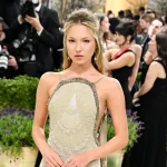 Conner Ives confeccionó para Lila Moss en la Met Gala 2026 un vestido “sirena” a partir de tres diseños antiguos