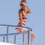 Del bikini ‘retro’ a la camisa divertida de rayas: Bella Hadid ya ha lucido en Saint-Tropez todos los esenciales para el verano 2026