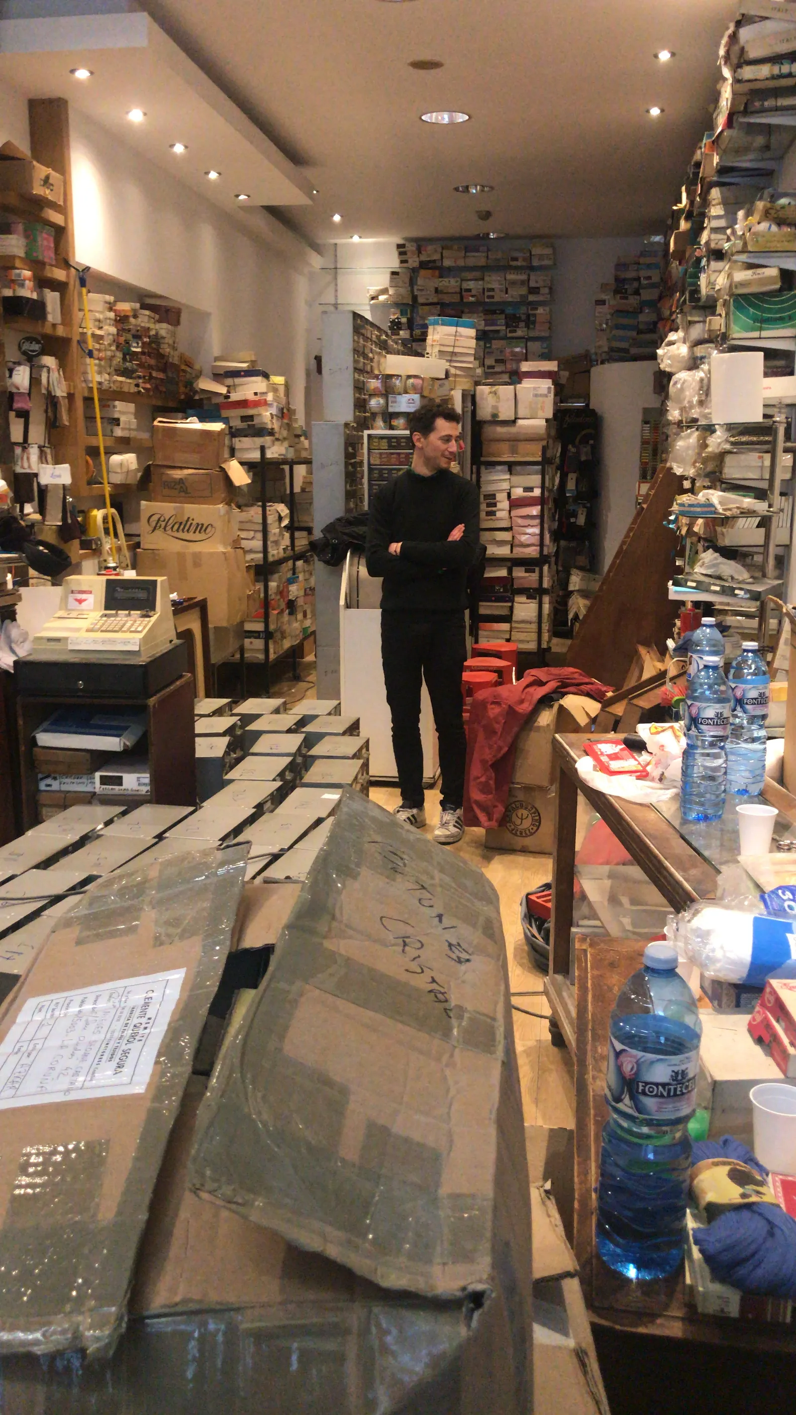 Ramón Santos en el almacn de La Crislida.