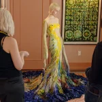 Emma Chamberlain en la Met Gala 2026 se convierte en un lienzo de la mano de Mugler
