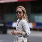 Estas sandalias sofisticadas reinventan las chanclas de siempre a golpe de joyería