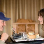 ‘Full Phil’: Una retorcida ‘Emily in Paris’ se encuentra con ‘The White Lotus’ en la extraña nueva comedia de Kristen Stewart