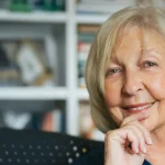 Jane Campbell, la autora que despuntó a los 80 años escribiendo sobre el deseo femenino en la vejez: “El sexo es la mejor forma de probarte que estás viva”