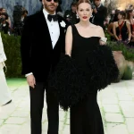 Julianne Moore en la Met Gala 2026 (o cómo llevar escote después de los 60)