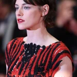 Kristen Stewart vuelve a romper las reglas en Cannes 2026 con unas zapatillas militares y un vestido bordado de Chanel